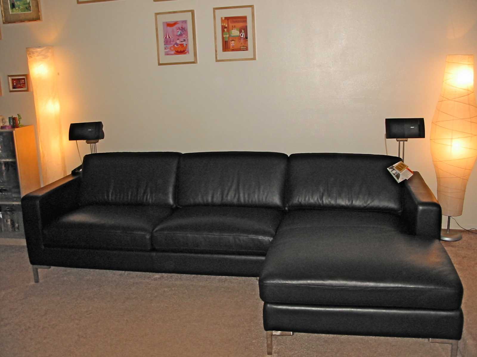 Красотка Стейси и кожаный черный диван 