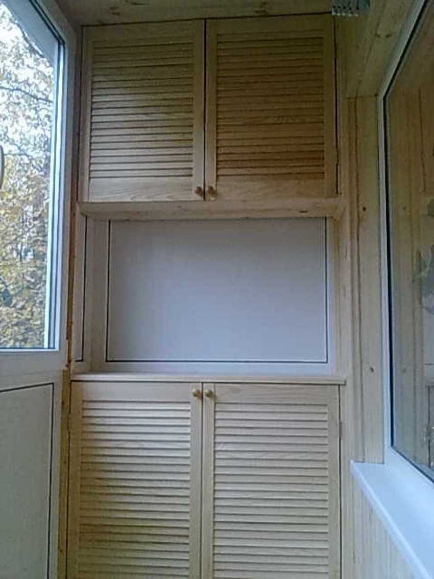 шкафчик на балкон с жалюзийными дверцами