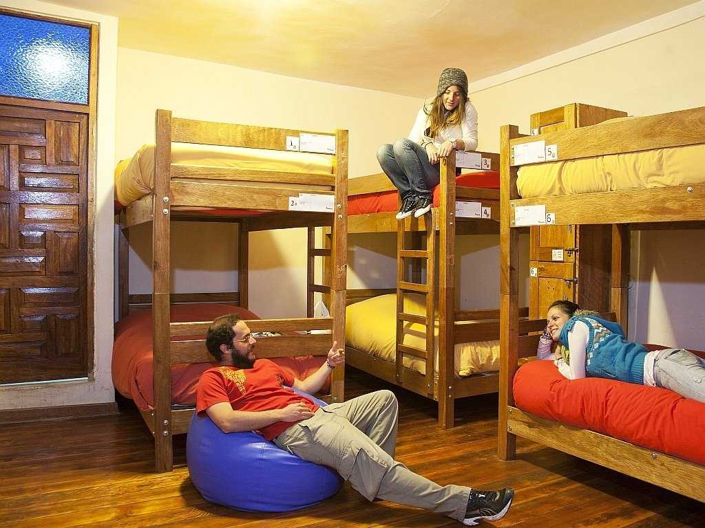Студентки в хостеле трахаются и кончают на двухъярусной кровати