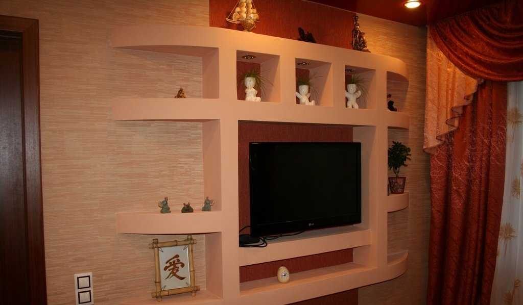 Полки в гостиную (40 фото): варианты под телевизор из гипсокартона на стене а зале, настенные изделия для дизайна интерьера