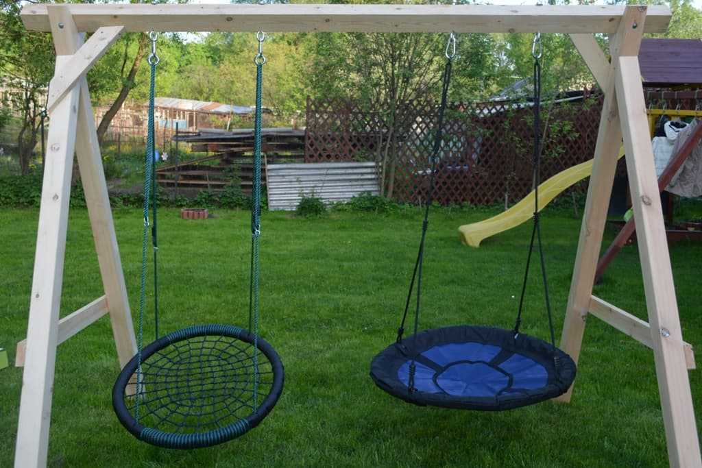 Уличные детские качели для дачи: дачные садовые двухместные модели для детей, подвесные металлические