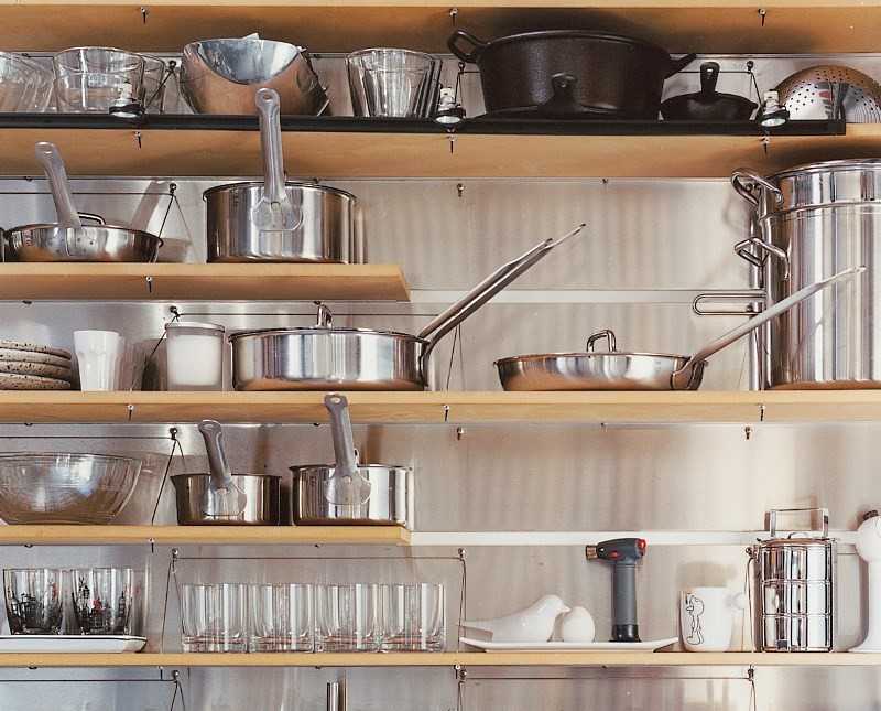 Открытые полки на кухне: 75 примеров полок в интерьере на фото