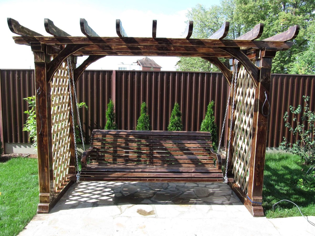 Садовая скамейка с навесом для дачи