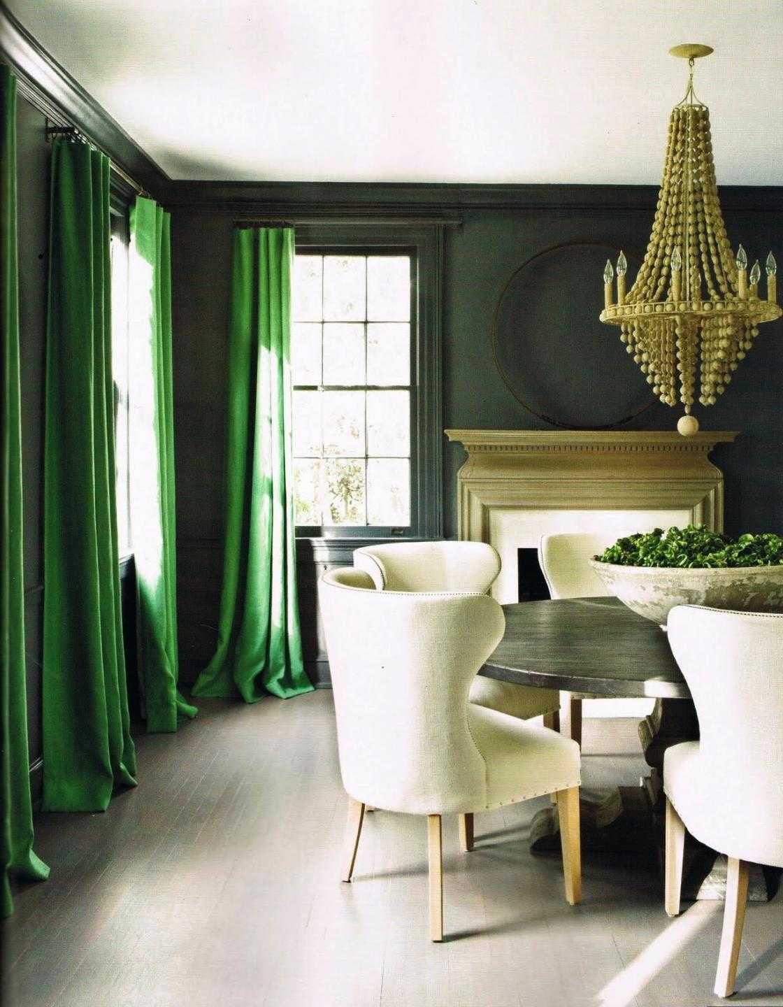 Зеленый диван в интерьере гостиной: фото интересного дизайна комнаты