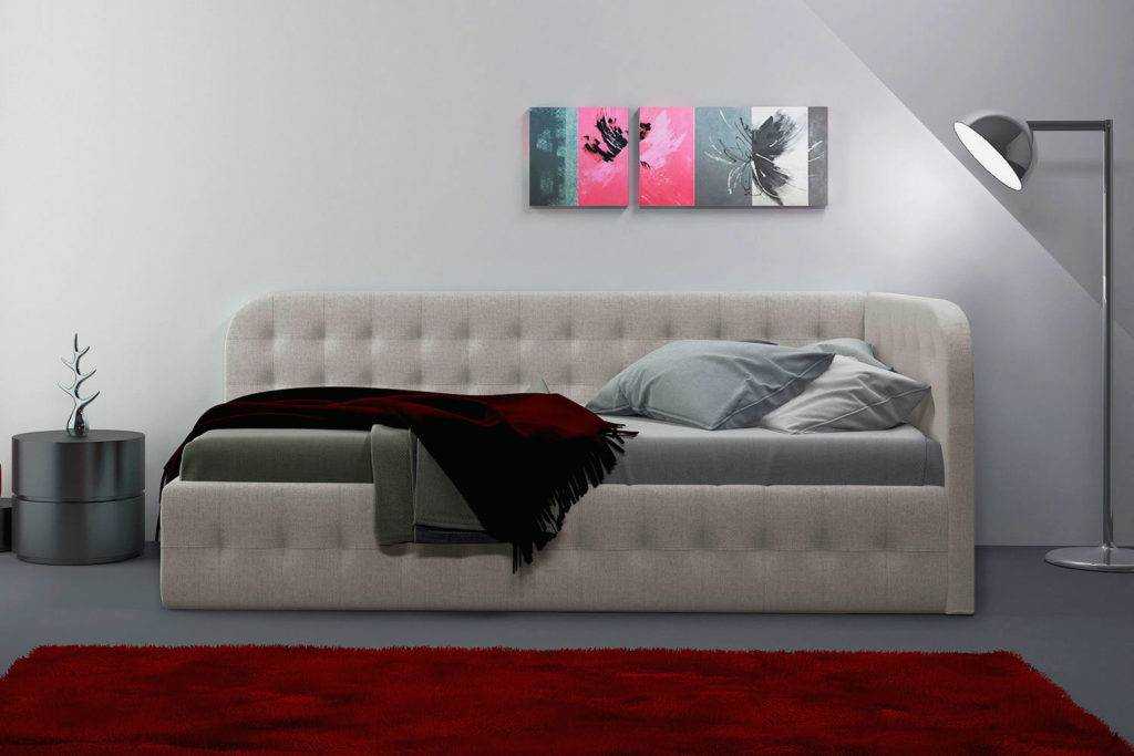 Кровать с изголовьем из подушек