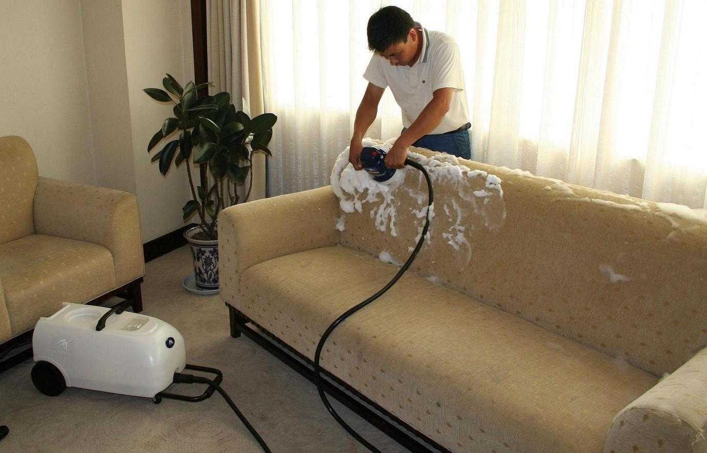 Как почистить диван и другую мягкую мебель в домашних условиях