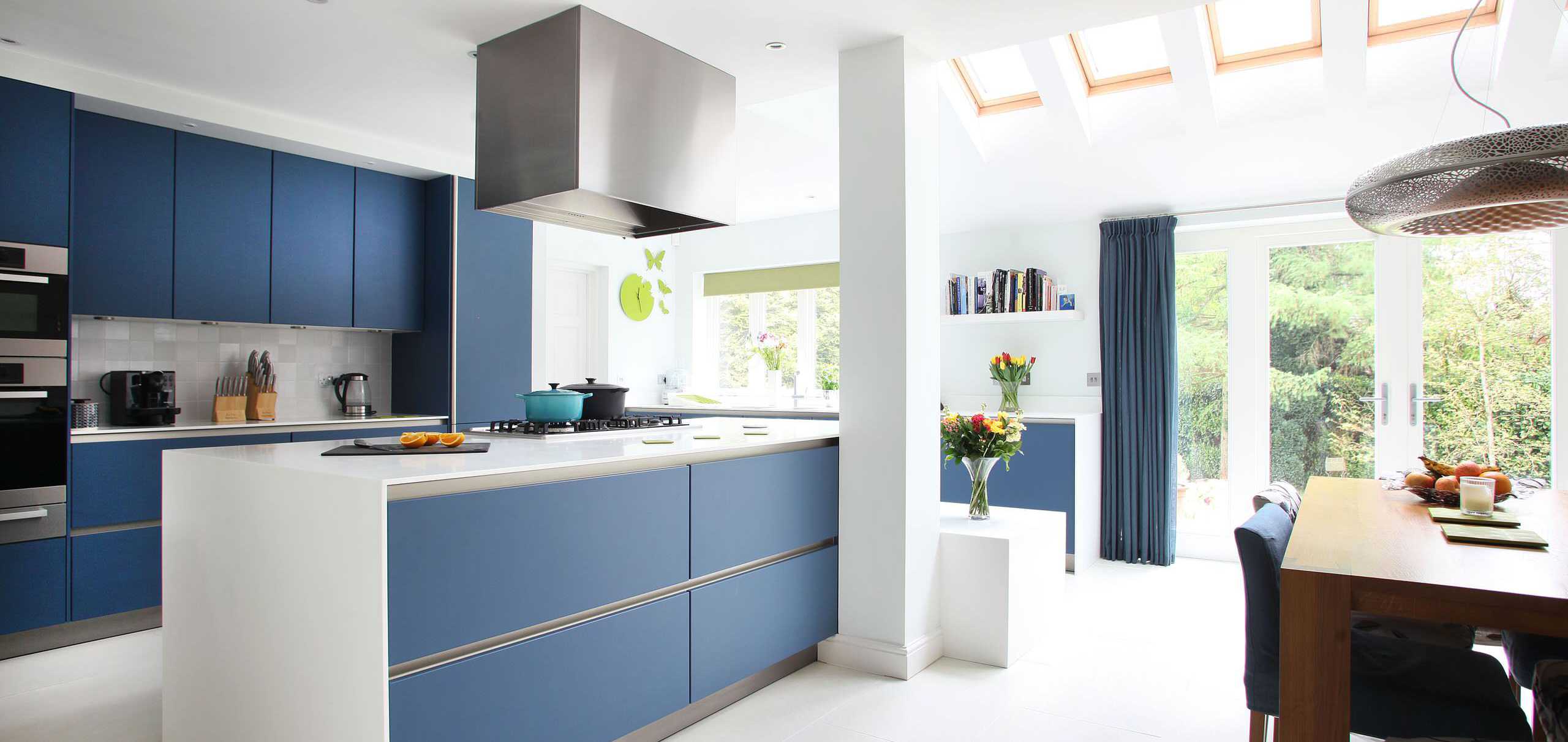 Дизайн двухцветных кухонь: новейшие тенденции в интерьере и отделке гарнитуров