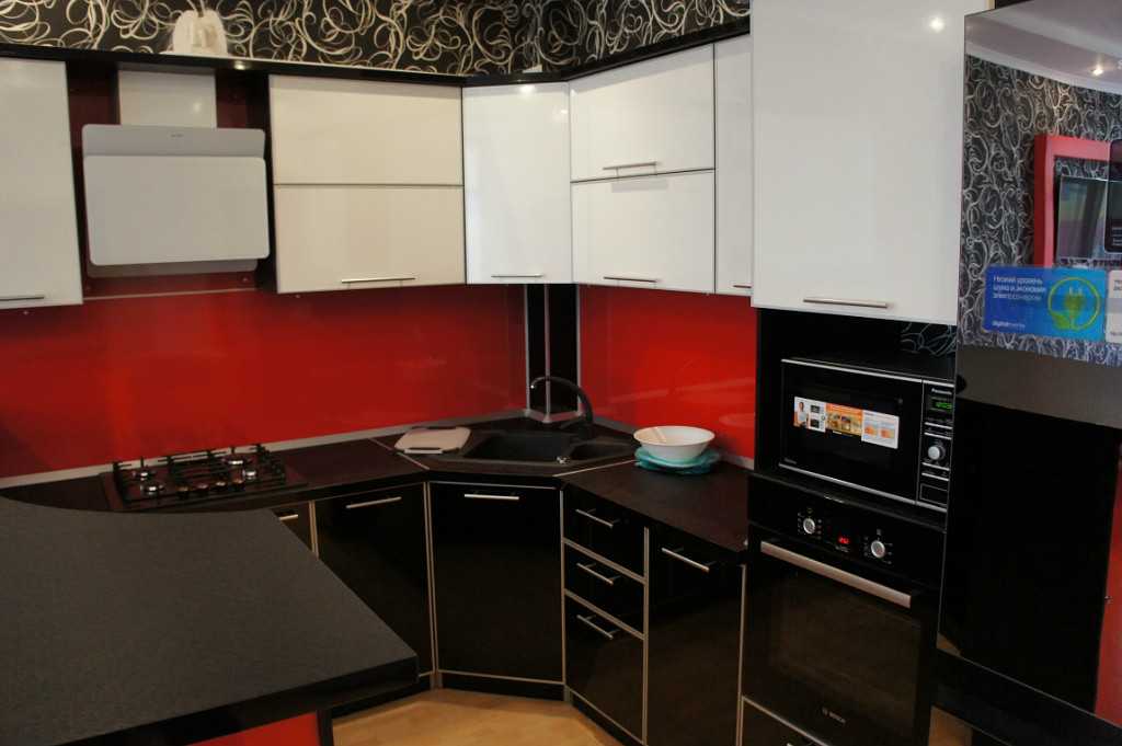 Кухня черный верх. Кухонный гарнитур белый верх черный низ. Кухонный гарнитур черно-белый. Кухня красно черная угловая. Кухонный гарнитур черный низ.