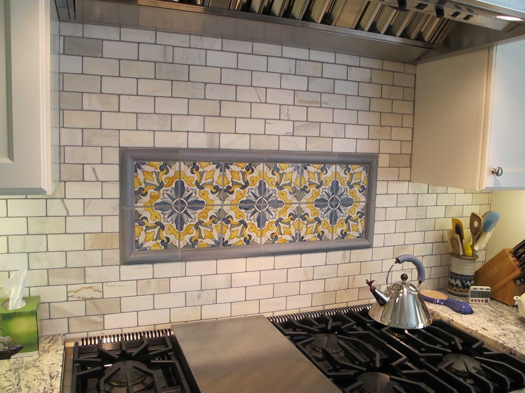 Дизайн кафельной плитки на полу и стенах в кухонном помещении