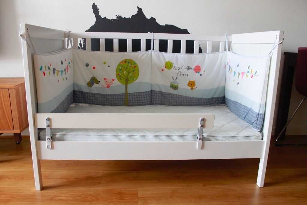 Защита на кровать от падения ребенка