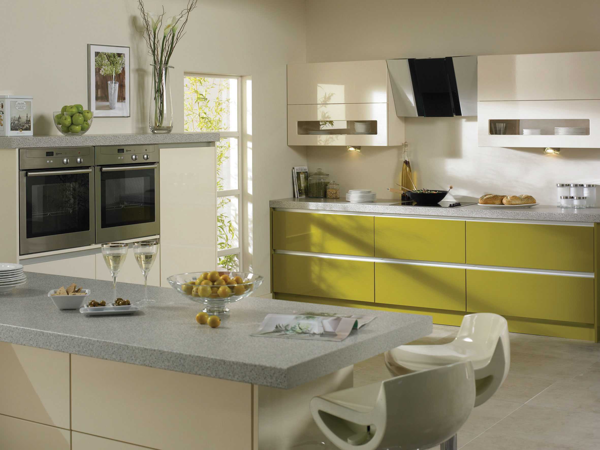 Фисташковая кухня: интерьер с обоями оливкового цвета, гарнитур в стиле прованс