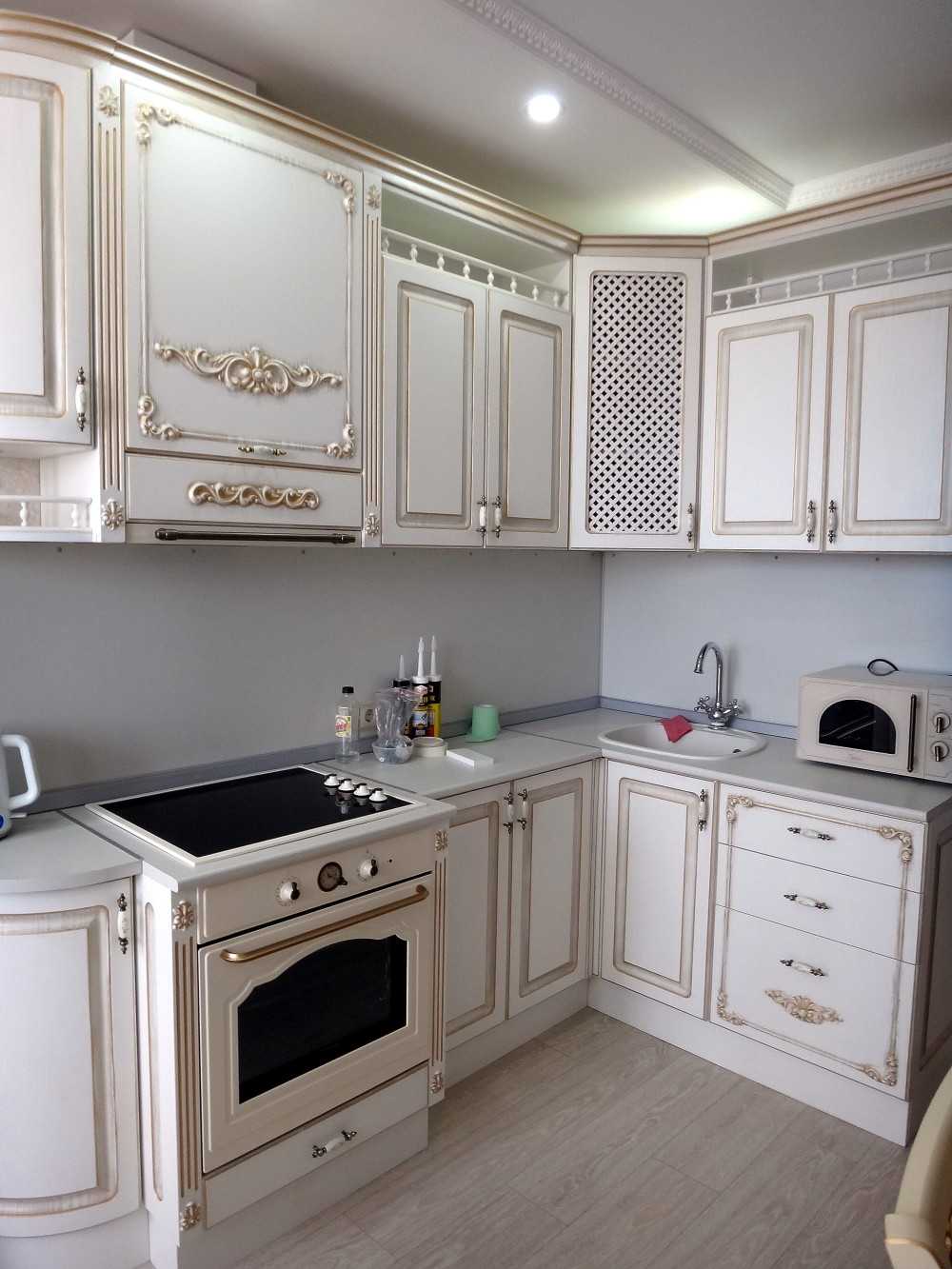 Белая кухня с патиной (29 фото): особенности гарнитура с золотой, серебряной, коричневой и другой патиной