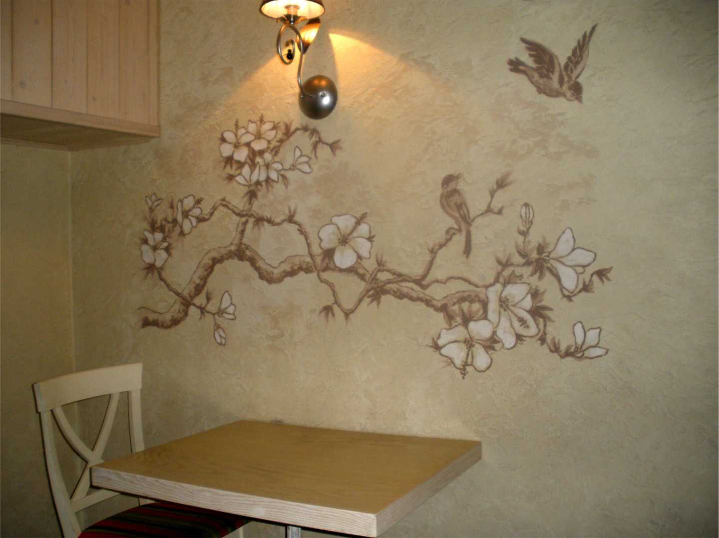 Декор стены на кухне над обеденным столом: как оформить и украсить, фото варианты