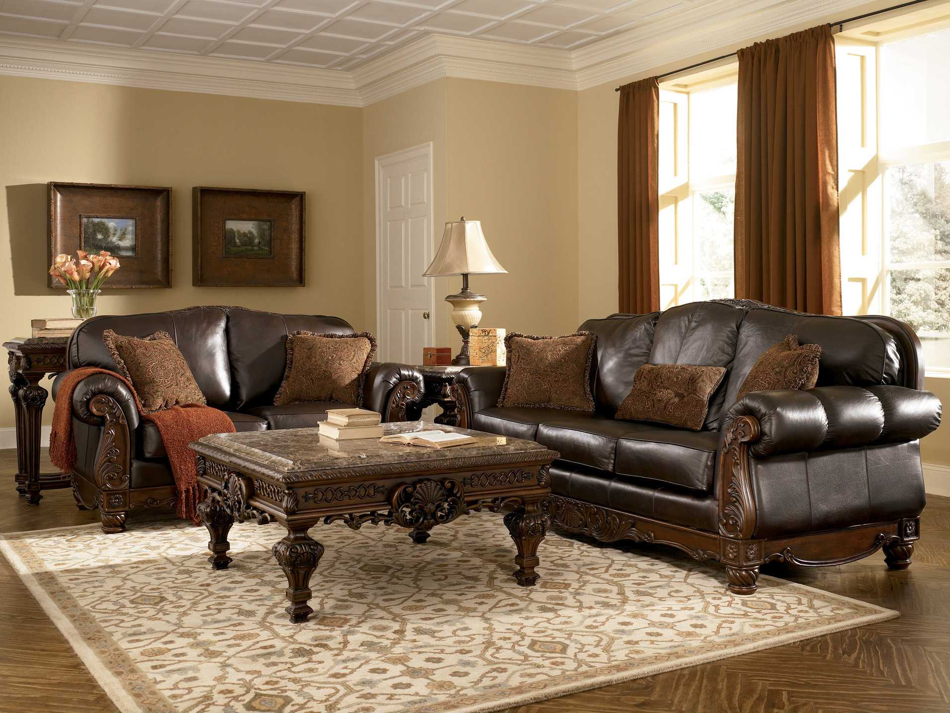 Интерьер с коричневым диваном, правила выбора и расположения