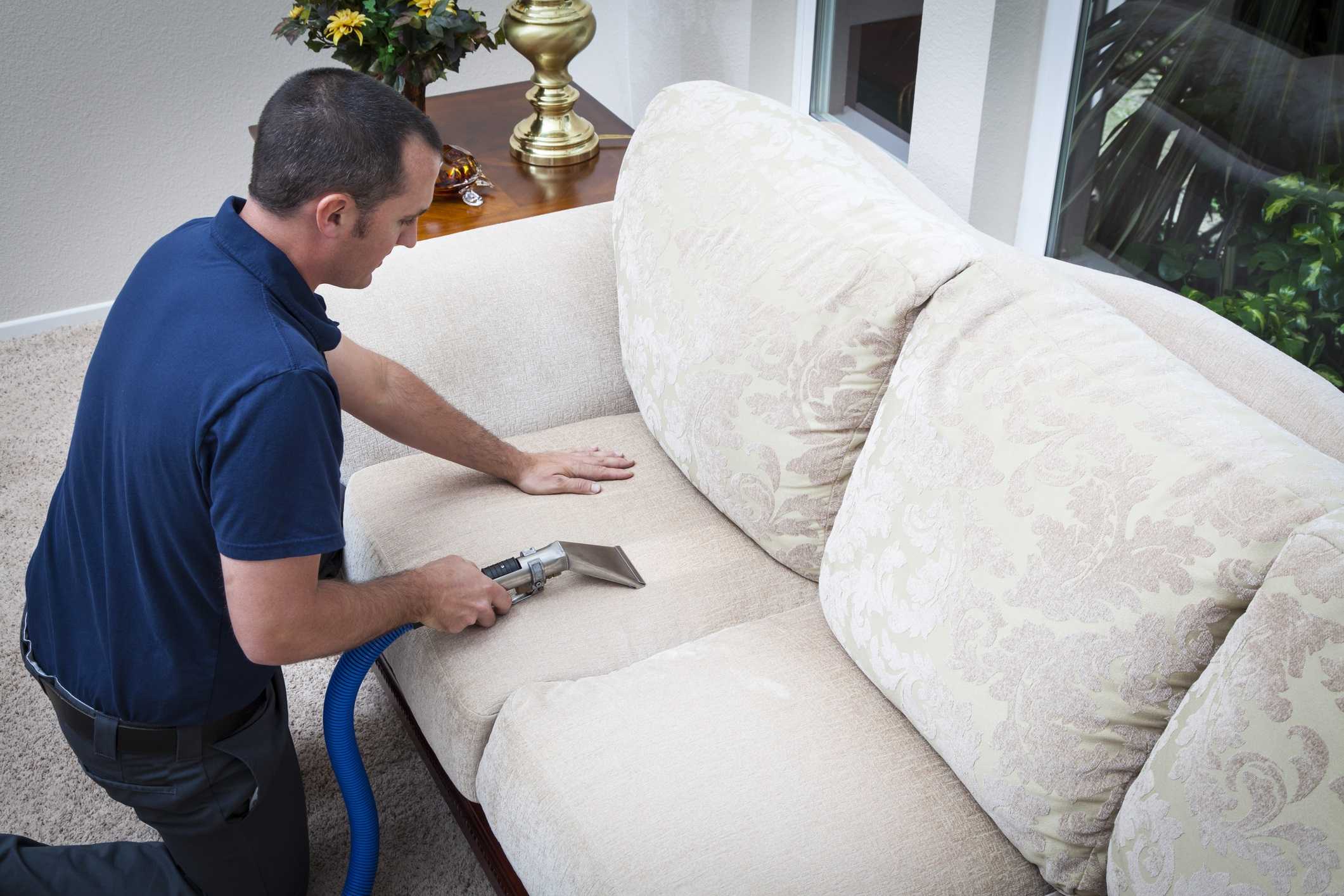 Лучшие способы, чтобы почистить диван из ткани в домашних условиях от грязи