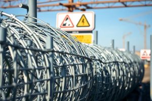 Колючая проволока в строительстве: монтаж без ошибок
