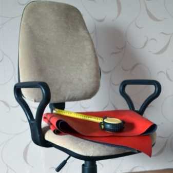 Чехлы на кресла (51 фото): как правильно надеть натяжные чехлы с подлокотником и без них? безразмерные модели с оборкой и без нее на ракушку