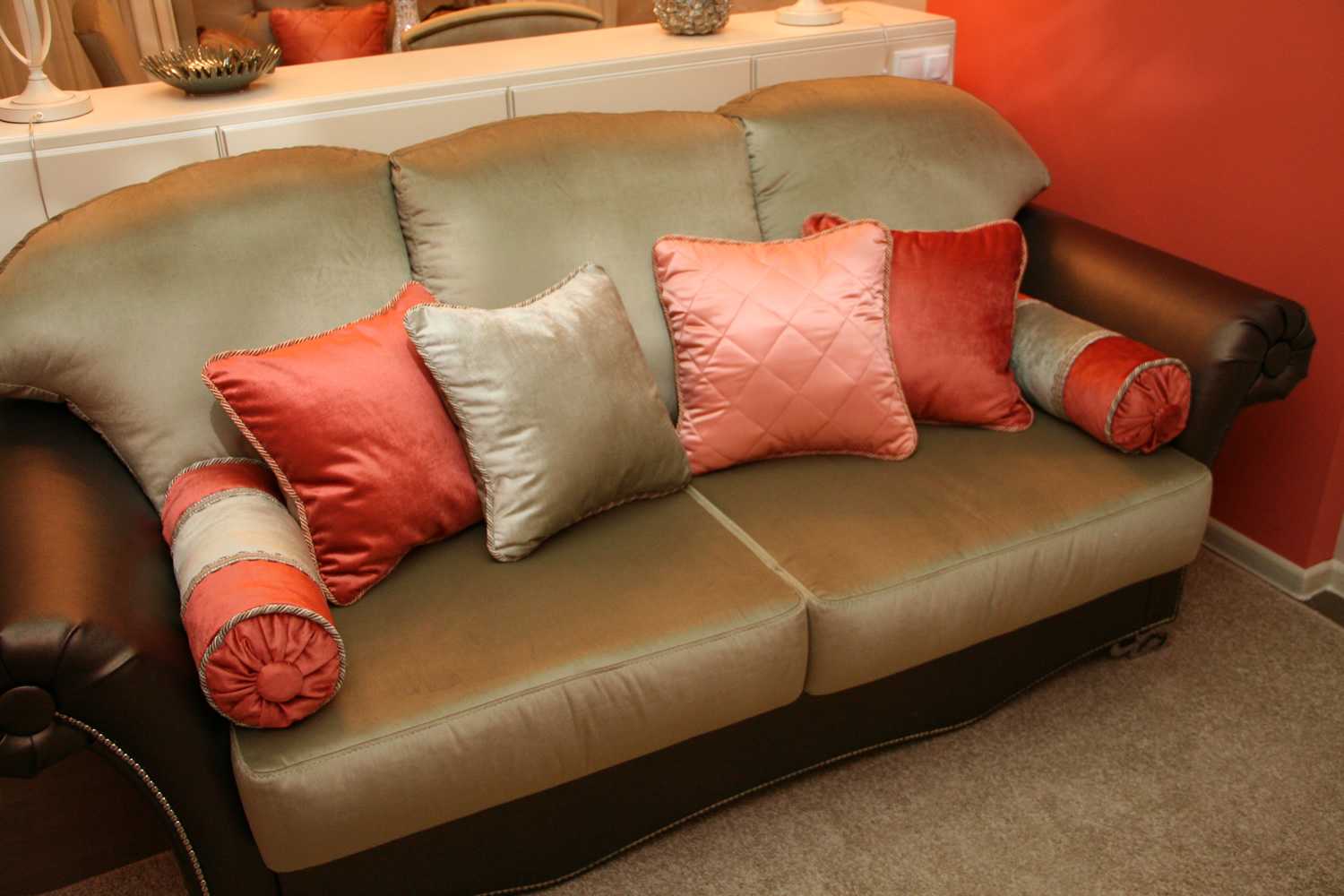 Фото дивана с подушками. Подушка для дивана. Декоративные подушки на кожаный диван. Диван с мягкими подушками. Подушки для кожаного дивана коричневого.