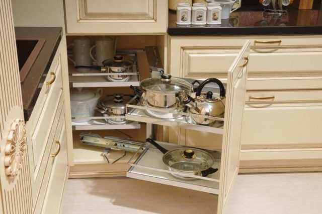 Особенности кухонных шкафов под посуду, нюансы подбора