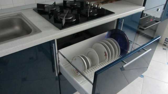Полка для посуды в кухонный шкаф: размеры, монтаж