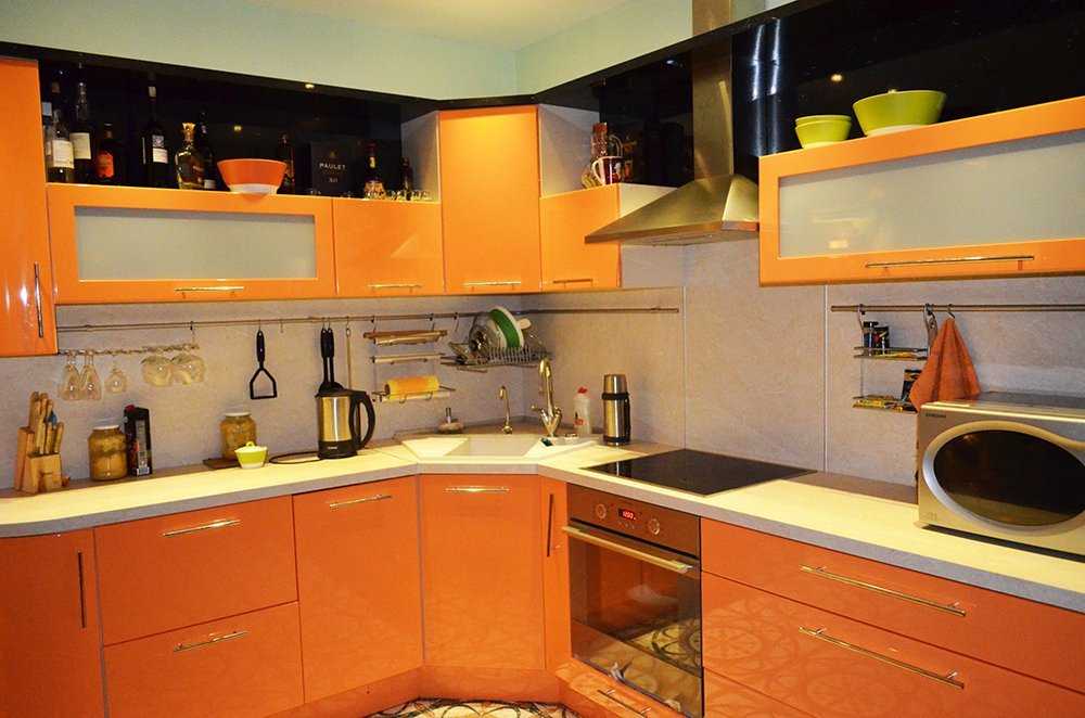 Оранжево-белая кухня в сочетании с другими цветами