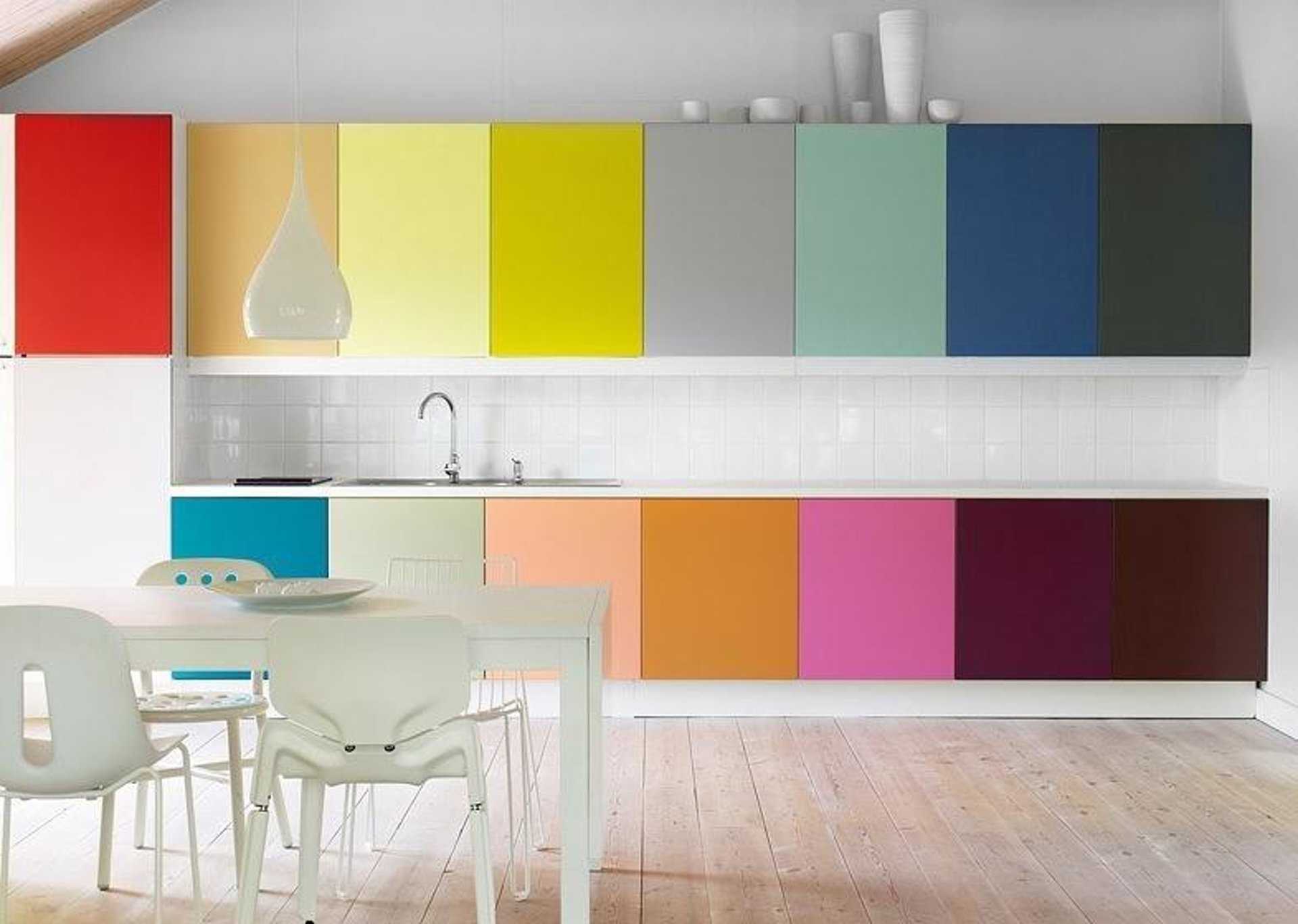 Цветные кухни: особенности дизайна разноцветных кухонь, трехцветный современный гарнитур в интерьере
