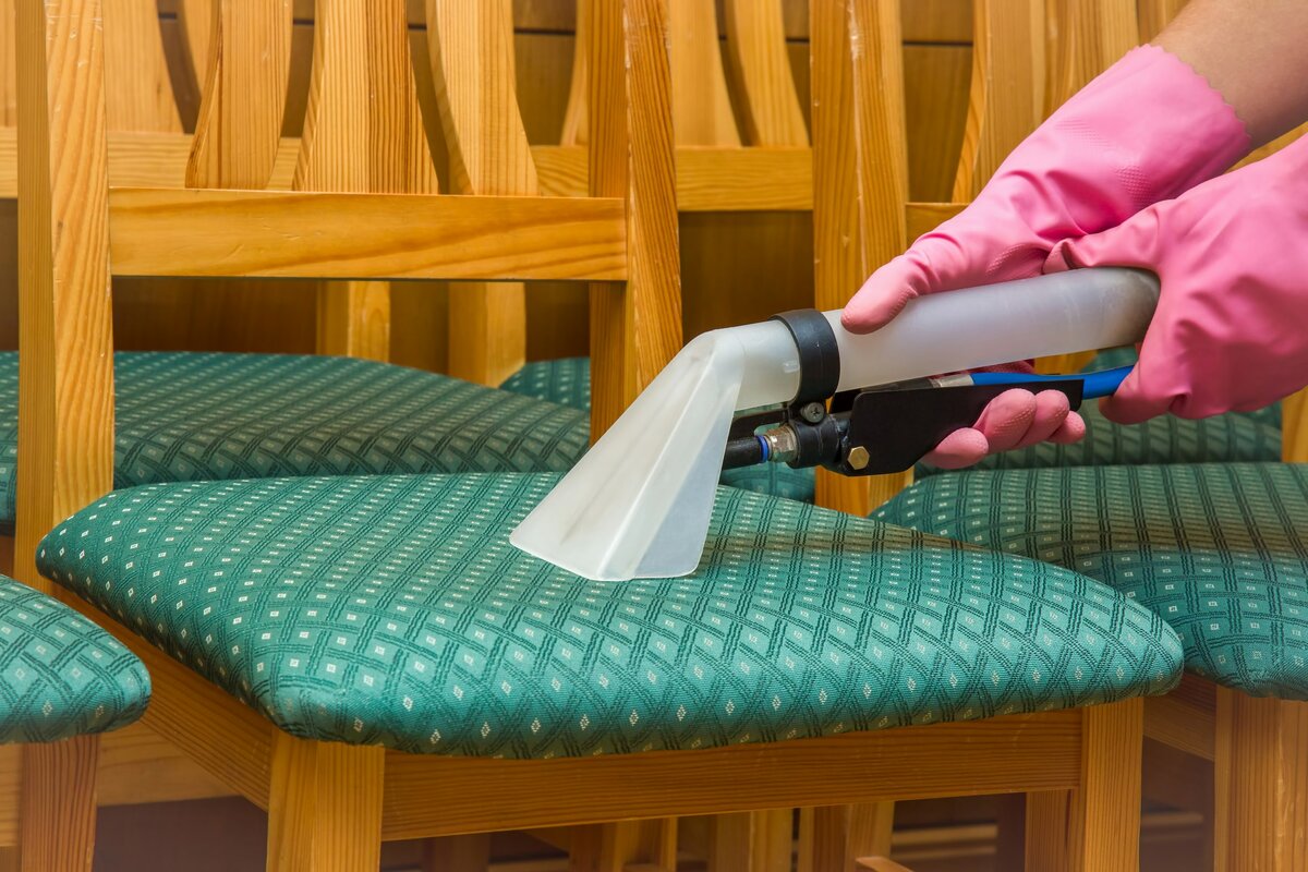 Средства для чистки диванов в домашних условиях: народные средства. чем помыть диван из ткани от грязи? как отстирать подлокотники и обивку?