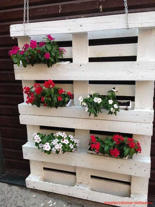 Из старого деревянного поддона мы сделали декоративные ящики для уличных цветочных горшков