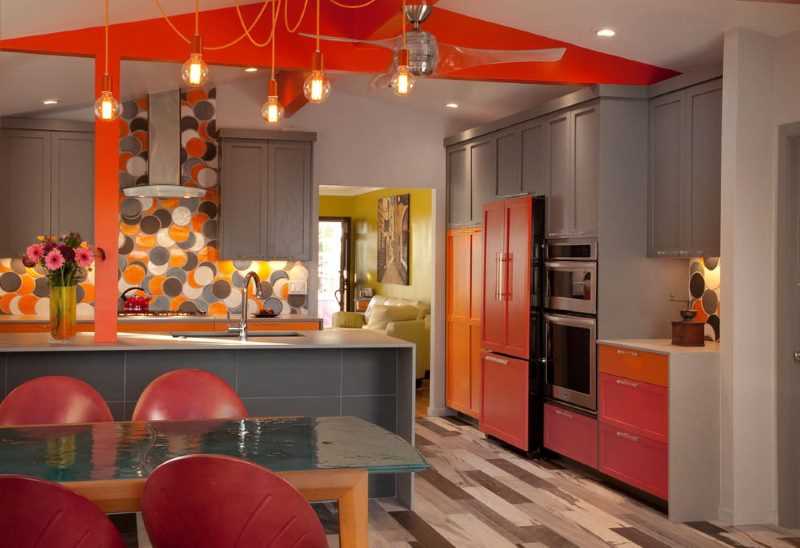 Оранжевая кухня: какие обои на стенах подойдут к гарнитуру