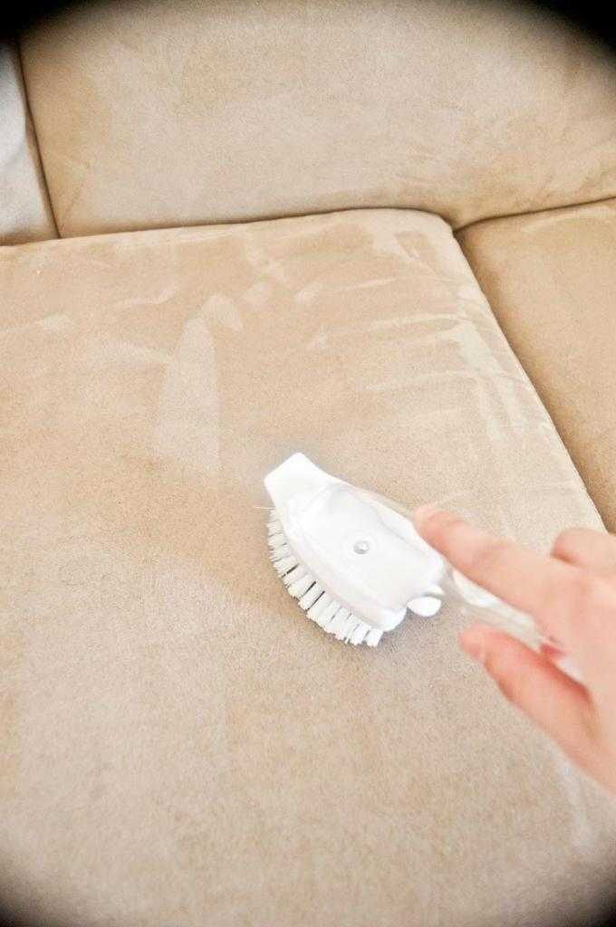 Чем отмыть зеленку с дивана — эффективные способы борьбы с пятнами
