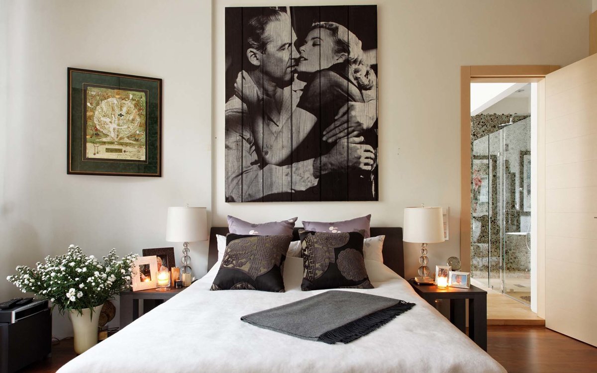 Что повесить над кроватью в спальне: выбор картины под различный дизайн комнаты