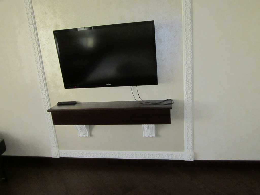 Полки в гостиную (40 фото): варианты под телевизор из гипсокартона на стене а зале, настенные изделия для дизайна интерьера