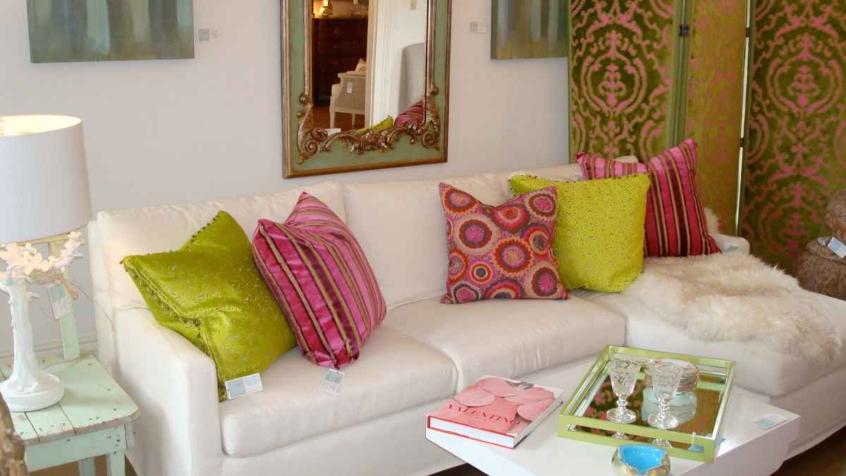 Как подобрать цвет дивана к интерьеру в гостиной!