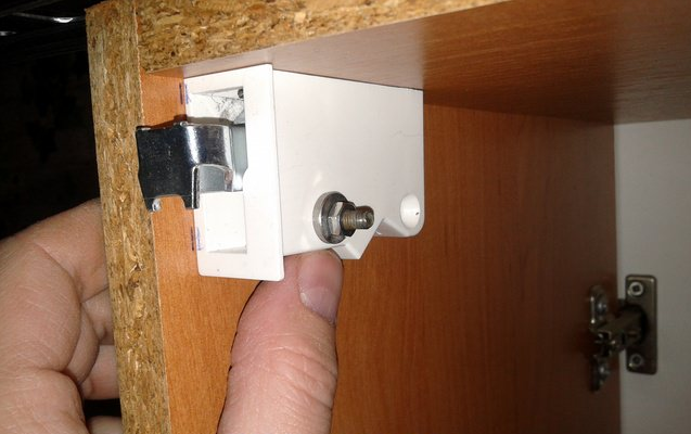 Крепление кухонных шкафов на планку к стене, монтажная рейка для навески, как закрепить подвесной шкаф, установка и регулировка, крепеж для подвеса