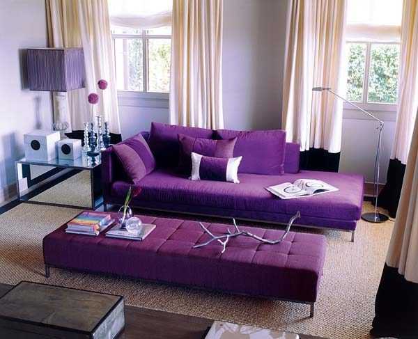 Фиолетовый диван в дизайне интерьера