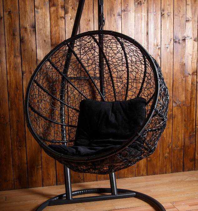 Плетеное подвесное кресло: круглое кресло-качалка на стойке, с макраме