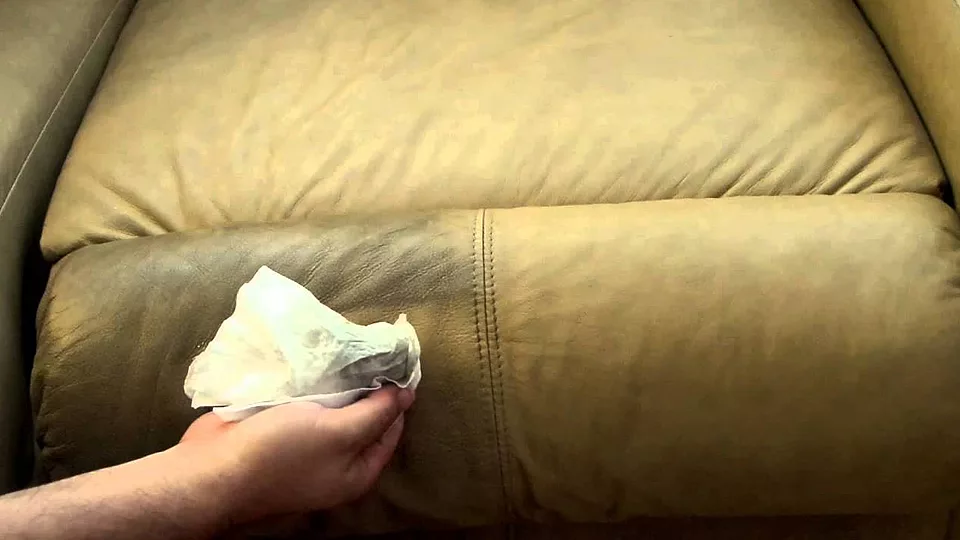 Как эффективно почистить тканевую обшивку дивана от грязи у себя дома?