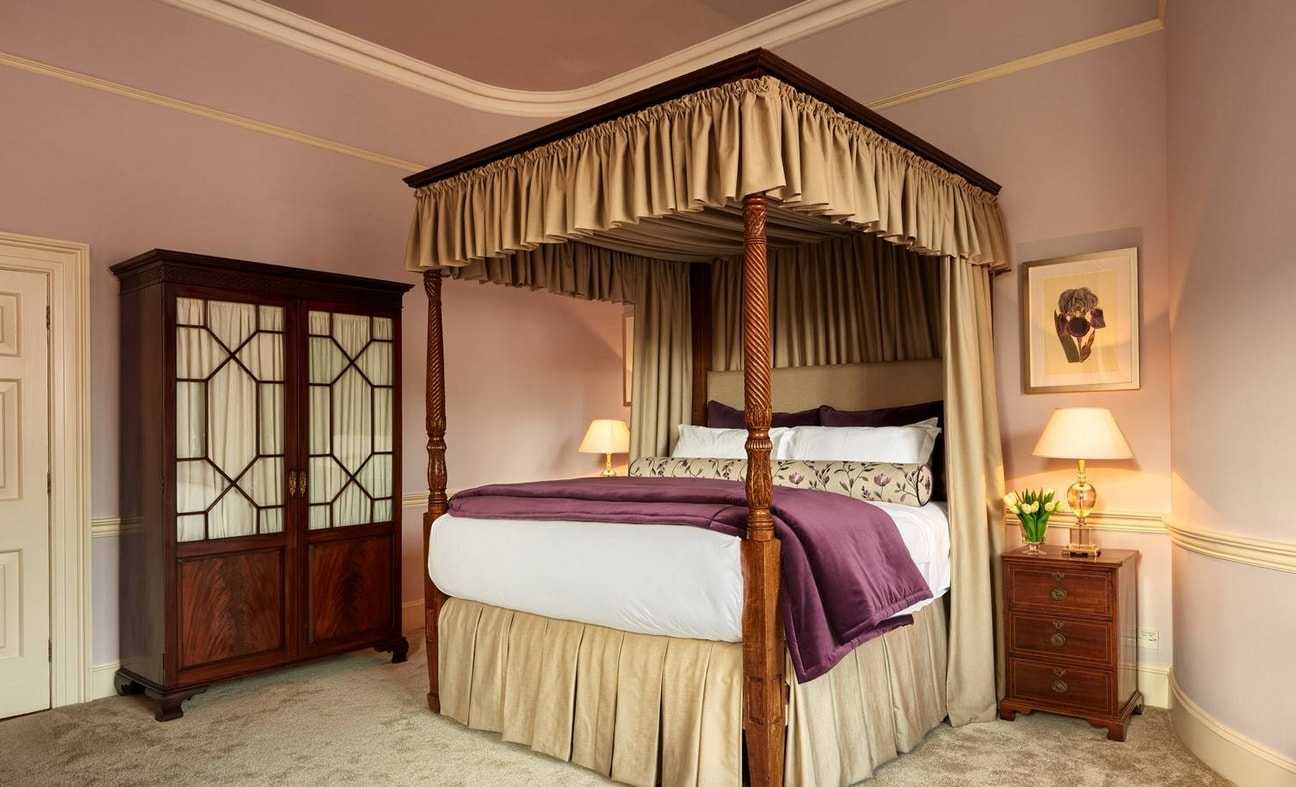 Кровать с балдахином — роскошный элемент интерьера спальни