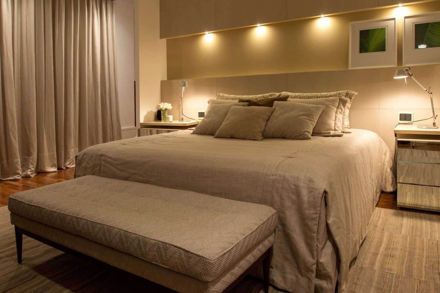 Как правильно подобрать уютное освещение в спальне: белые бра на стену или классическая люстра, комплект или лампочка на прикроватную тумбочку