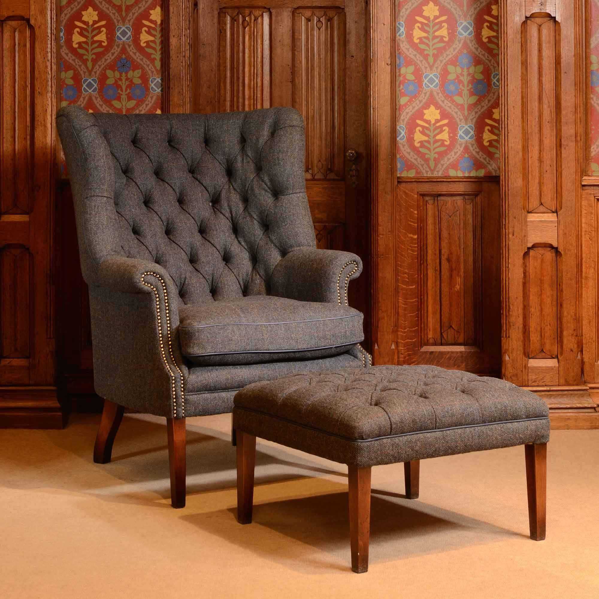 Кресла с высокой спинкой: мягкое в английском стиле, для отдыха дома и с «ушами», узкое и на полозьях, классическое на ножках и другие удобные модели