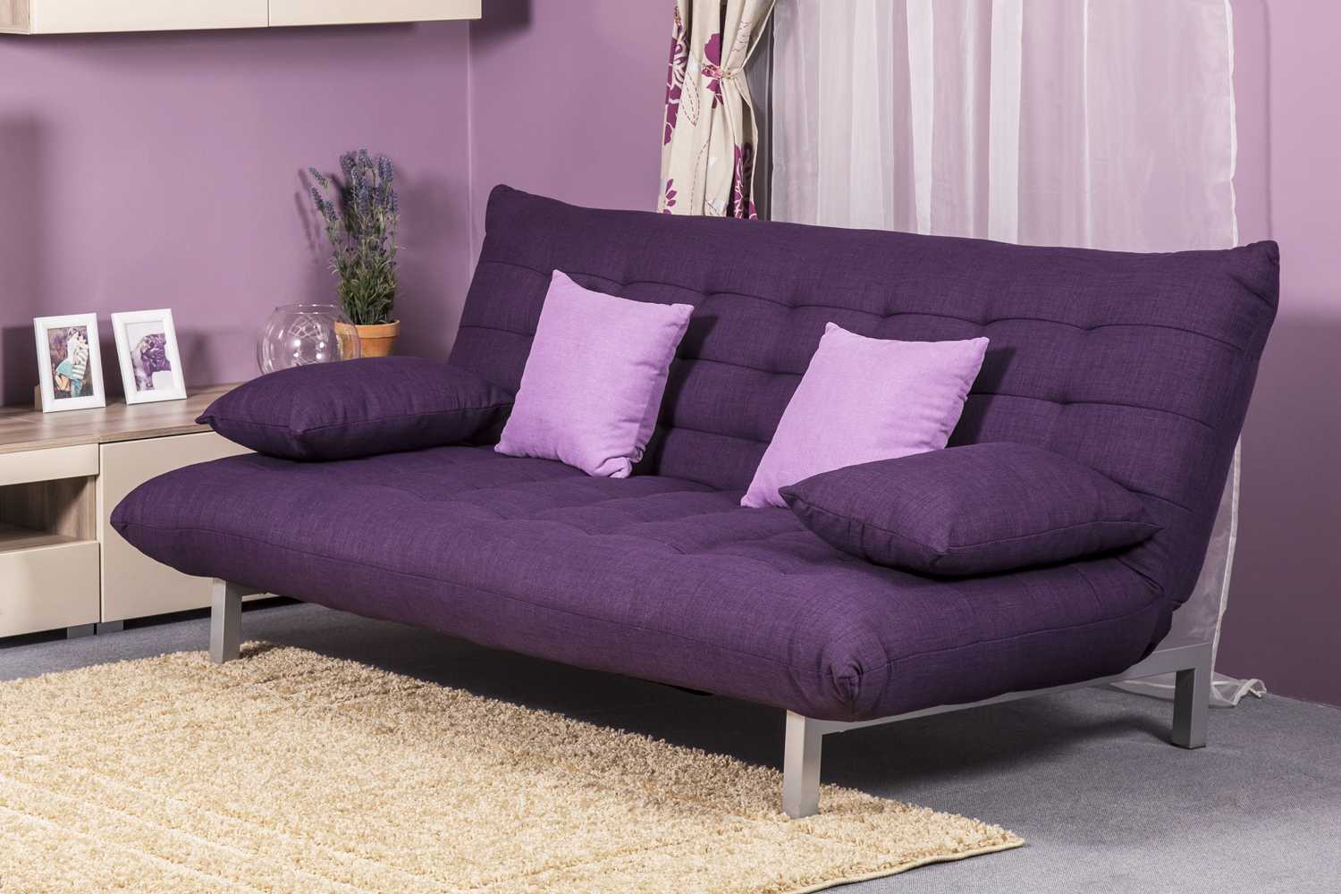 Интерьер комнат с фиолетовым диваном