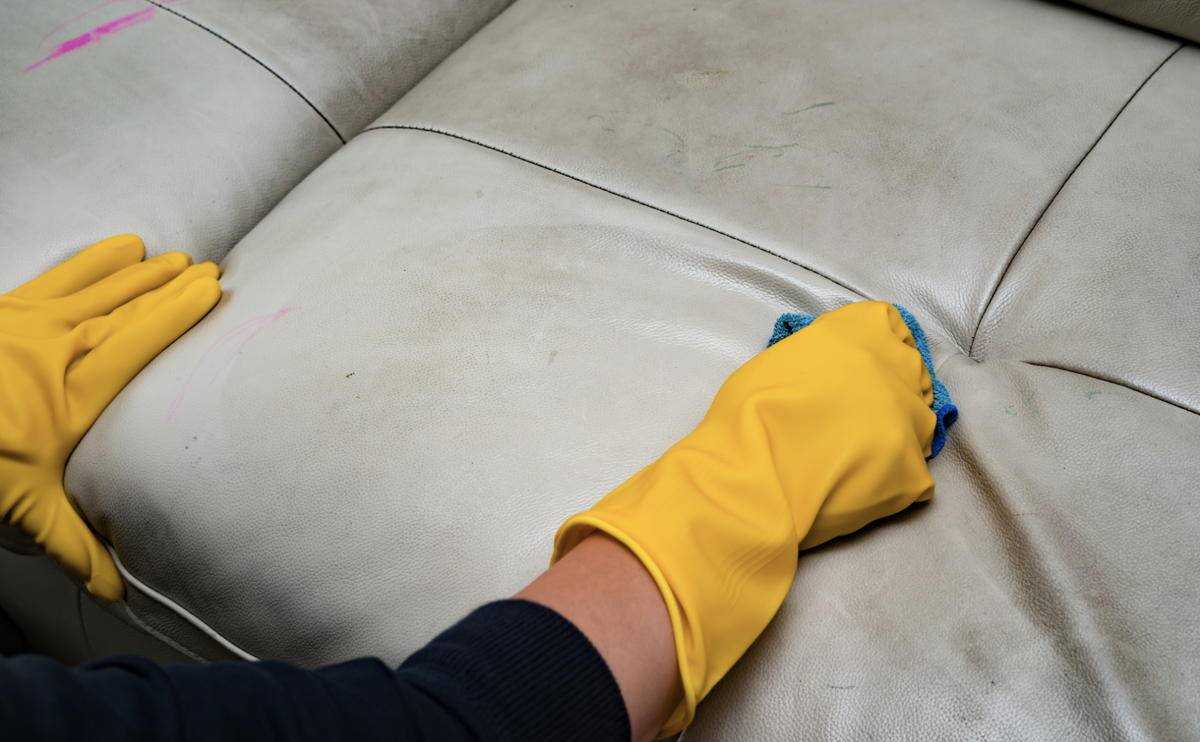 Как почистить белый диван из кожзама в домашних условиях?