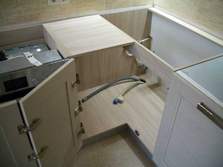 Угловая тумба под мойку для кухни: как выбрать форму шкафа, размеры модуля и материалы