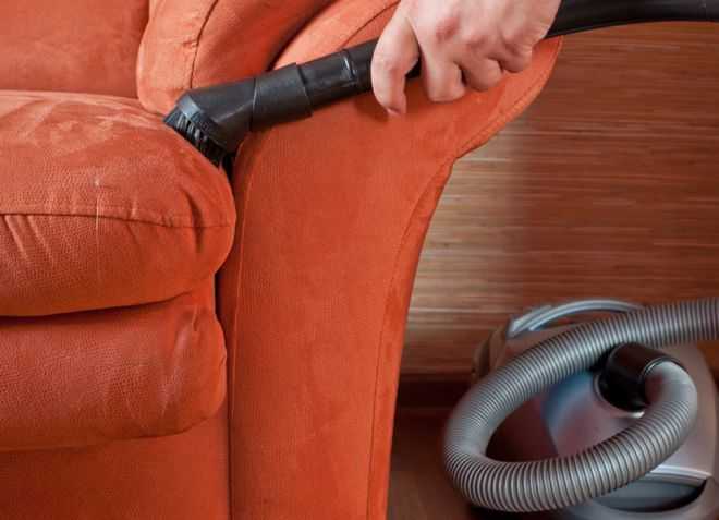 Способы очистки дивана в домашних условиях