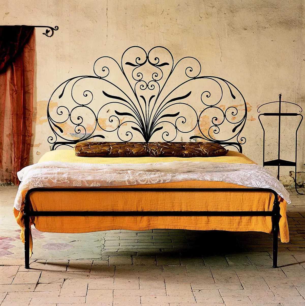 Кованые кровати в интерьере — фото новинки современных моделей. интерьер спальни с кованой кроватью: величие в одной детали размеры кованных кроватей