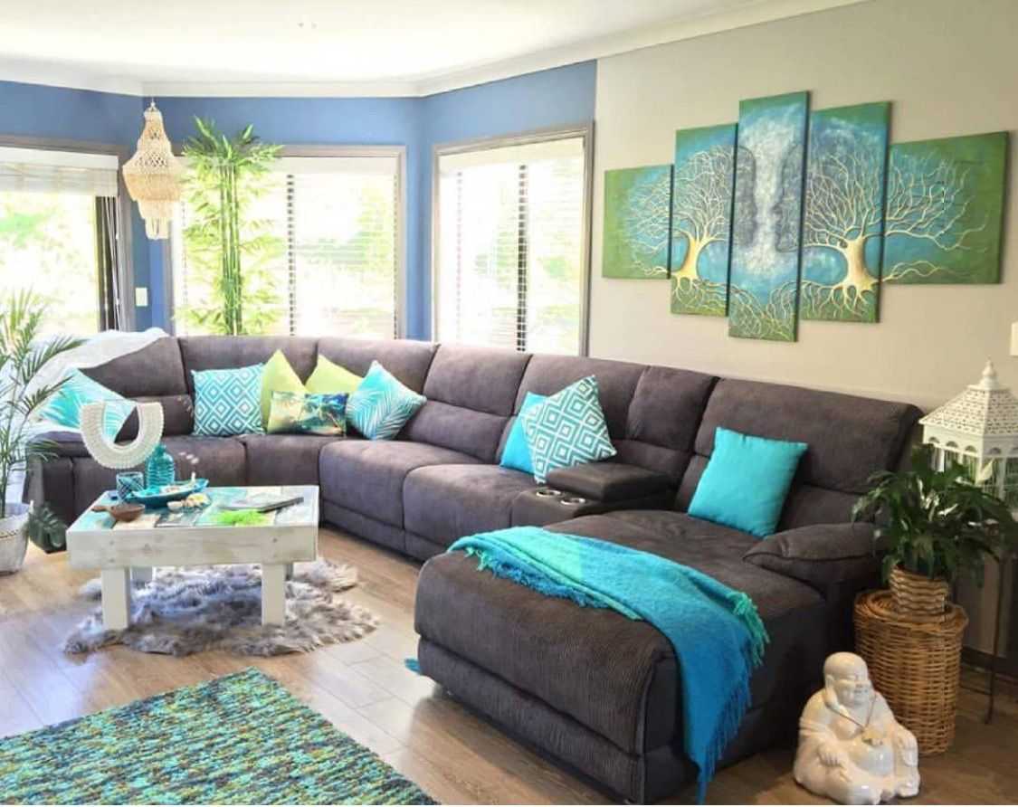 Бирюзово коричневый цвет. Бирюзовый диван. Бирюзовый цвет в интерьере. Бирюзовый диван в интерьере гостиной. Диван бирюза в интерьере.