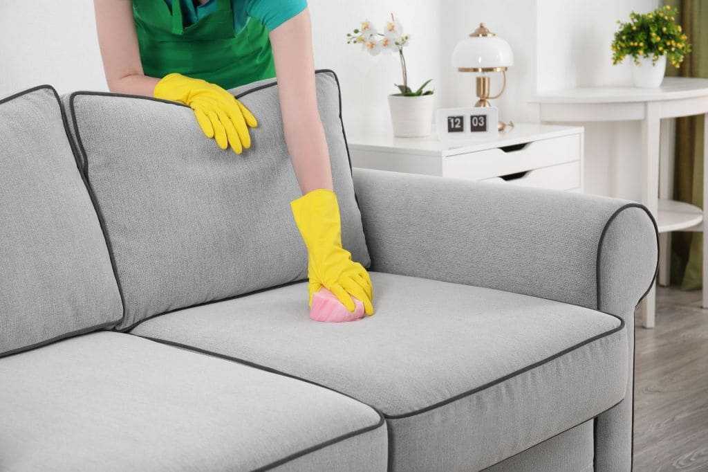 Как почистить обивку дивана без разводов в домашних условиях