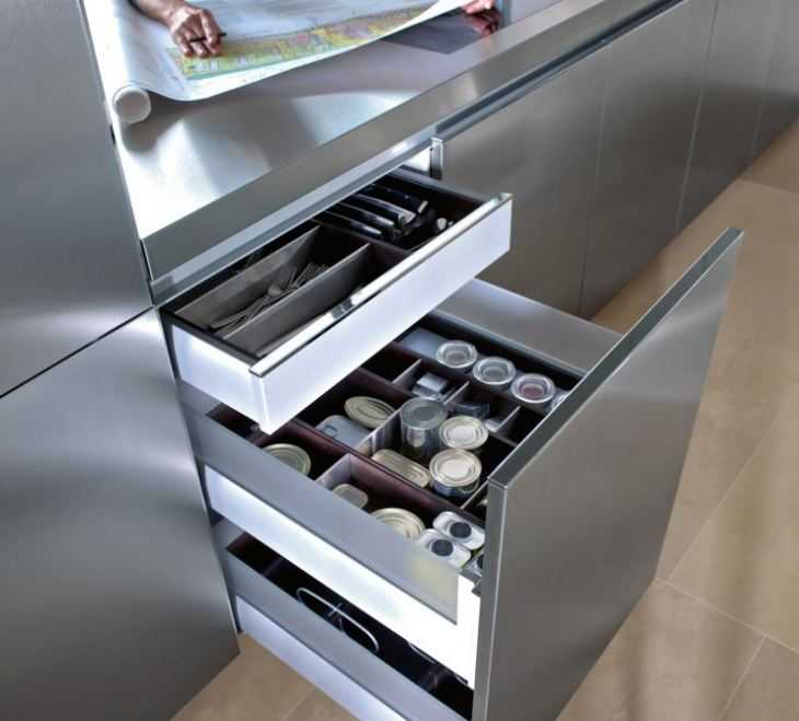 Выдвижные системы ящиков для хранения на кухне: вертикальная, угловая, узкая, аксессуары, фото