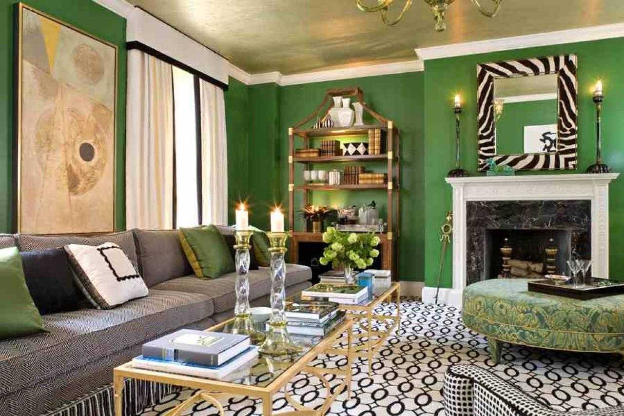 Зеленый диван в интерьере гостиной