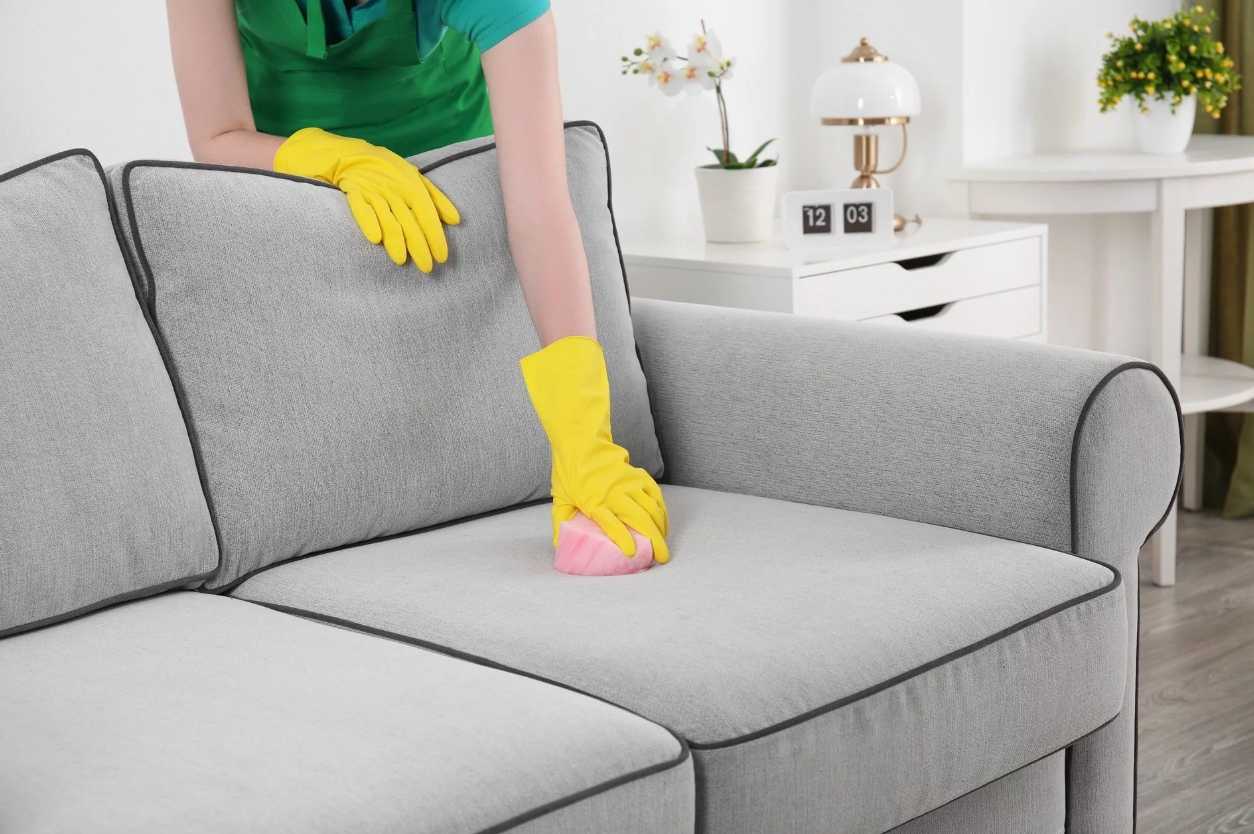 Как почистить кожаный диван: проверенные методы